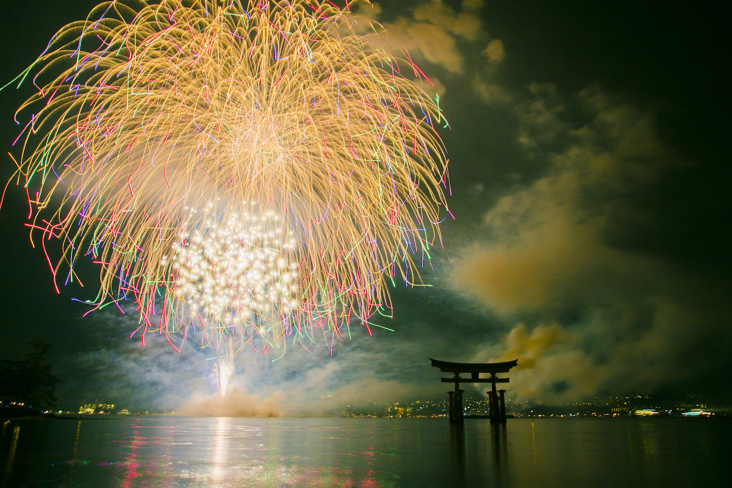 宮島水中花火大会14 世界遺産 厳島神社の大鳥居を正面に入れて花火を撮影 あやこ記録する
